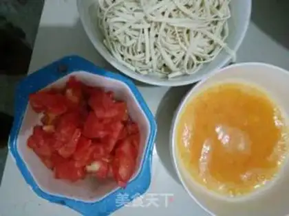 Make Eggs and tomato noodles step 0