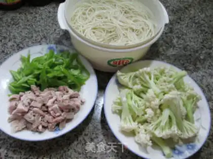 Make Porridge pork gravy noodles step 0