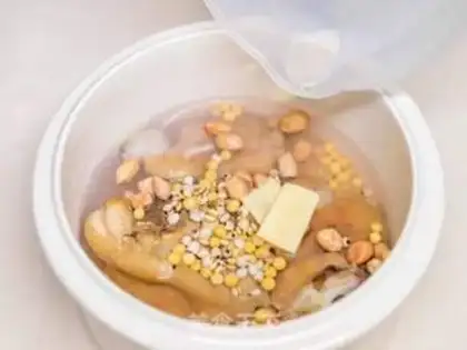 Make Pork foot rice soup step 2