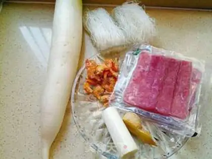 Make Ham shrimp radish soup step 0
