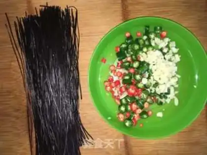 Make Spicy root powder step 0