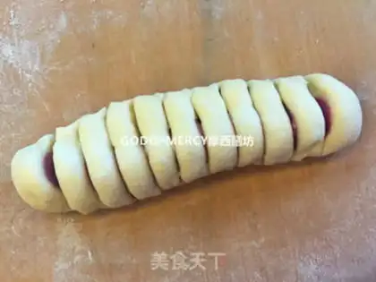 Make Simple and delicious ham and sausage bread step 13