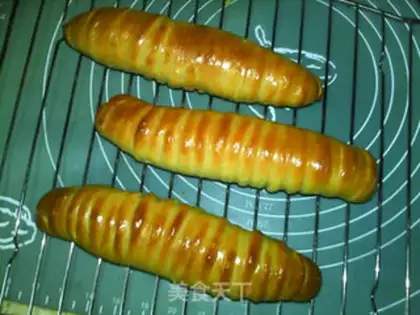 Make Chestnut caterpillar bread step 21