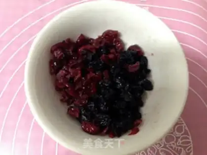 Make Double-berries milk hand tore step 1