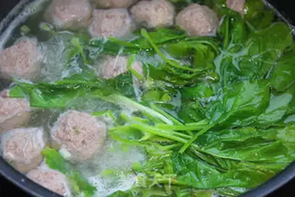 Make Spinach fan meatball soup step 7