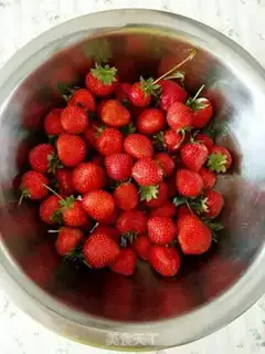 Make Strawberry cans step 0