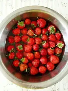 Make Strawberry cans step 1