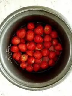 Make Strawberry cans step 3