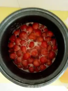 Make Strawberry cans step 5