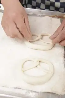 Make German alkaline bread step 7