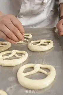 Make German alkaline bread step 10