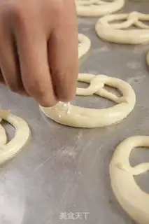 Make German alkaline bread step 11