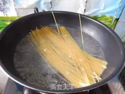 Make Black pepper steak noodles step 2