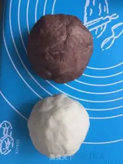 Make Double-coloured buns step 3