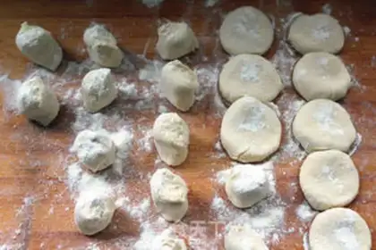 Make Four seasons of bean pork dumplings step 6