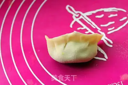 Make Four seasons of bean pork dumplings step 9