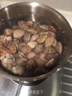 Make Spicy clams step 1