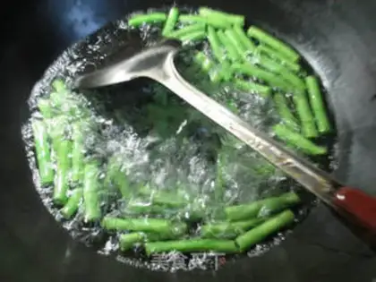 Make Plum-cracked shrimp step 1