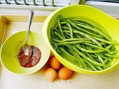 Make Shrimp eggs fried with beans step 0