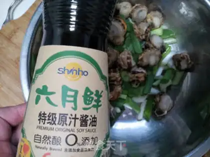 Make Scallops on the onion step 3