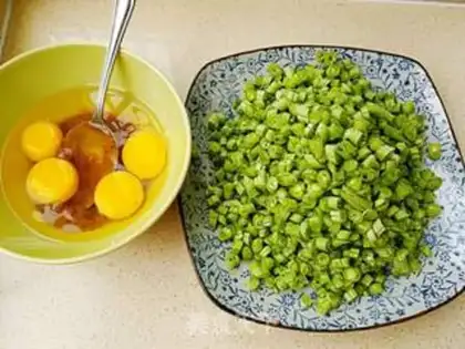 Make Shrimp eggs fried with beans step 1