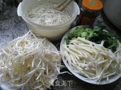 Make Beef sauce and vegetable noodles step 0