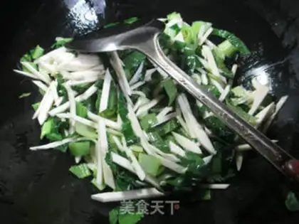 Make Beef sauce and vegetable noodles step 1