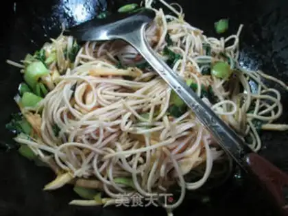Make Beef sauce and vegetable noodles step 4