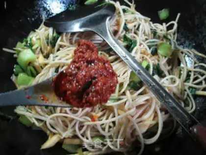 Make Beef sauce and vegetable noodles step 5