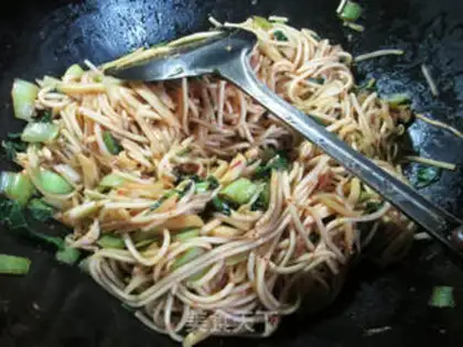 Make Beef sauce and vegetable noodles step 7
