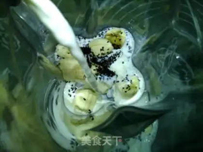 Make Black sesame banana milk step 1