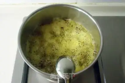 Make Homemade pepper oil step 4
