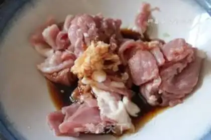Make Pepper onion fried meat step 1