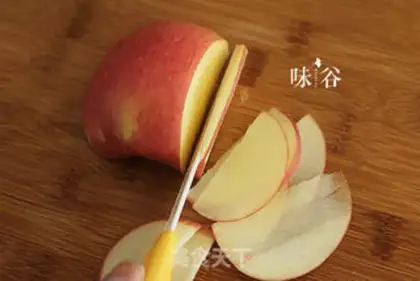Make Baked apple chips step 1