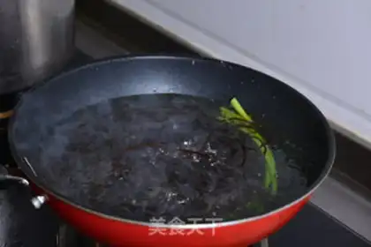 Make Spicy root powder step 1