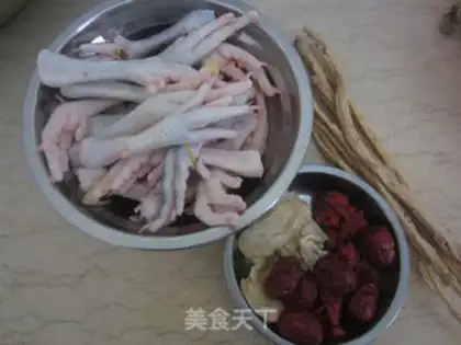 Make Herbal chicken claw soup step 0