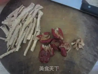 Make Herbal chicken claw soup step 1