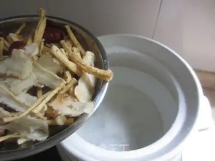 Make Herbal chicken claw soup step 4