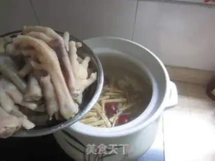Make Herbal chicken claw soup step 5