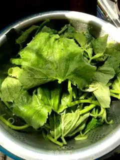 Make Pumpkin leaves step 1