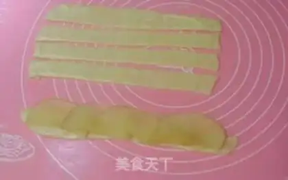 Make Roast apple rose roll step 11
