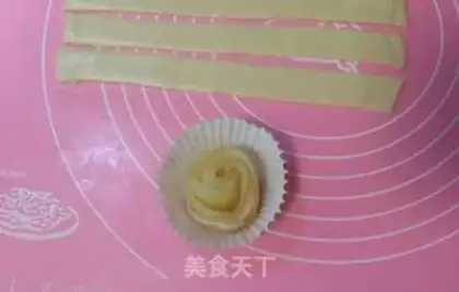 Make Roast apple rose roll step 12