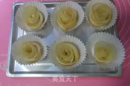 Make Roast apple rose roll step 13