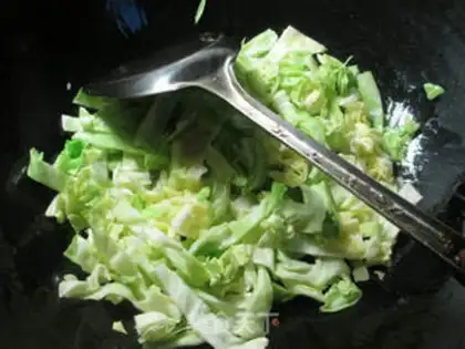Make Curry cabbage fan soup step 1
