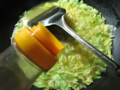 Make Curry cabbage fan soup step 4