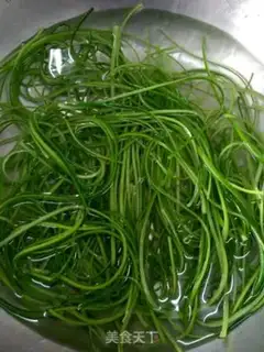 Make Spicy hands tore garlic step 1