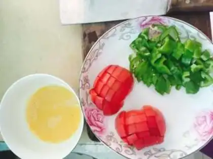 Make Tomato egg pepper noodles step 2