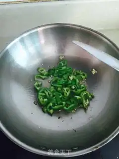 Make Tomato egg pepper noodles step 3