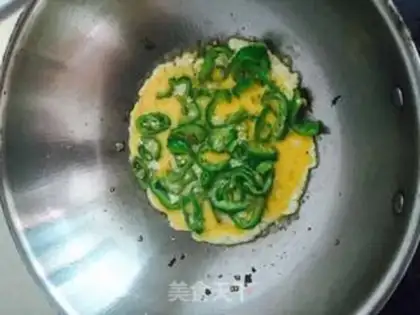 Make Tomato egg pepper noodles step 4