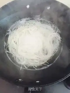 Make Tomato egg pepper noodles step 7